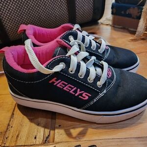 Girls Heelys skate shoes